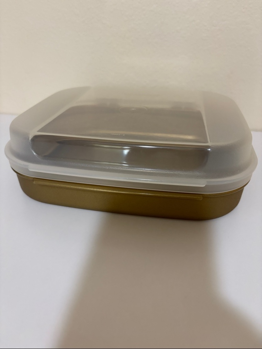 Tupperware gold  Storzalot Slim Container w/snap lid